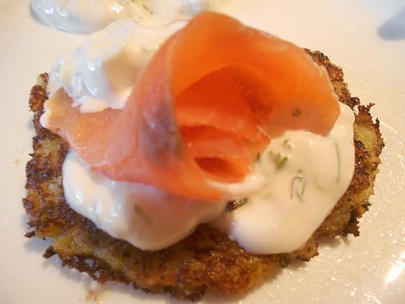 Reibekuchen mit feurigem Quarkdip und Lachs