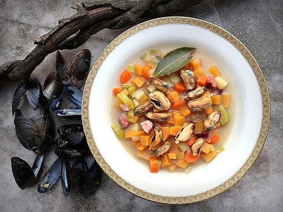 Steckrübensüppchen mit Miesmuscheln