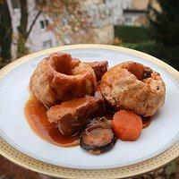 Urbane landhausküche: kleine speckgugelhupfe als träger für schweinebratensauce