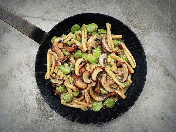 Auf dem balkon: fave, casarecce, funghi oder dicke bohnen mit nudeln und champignons