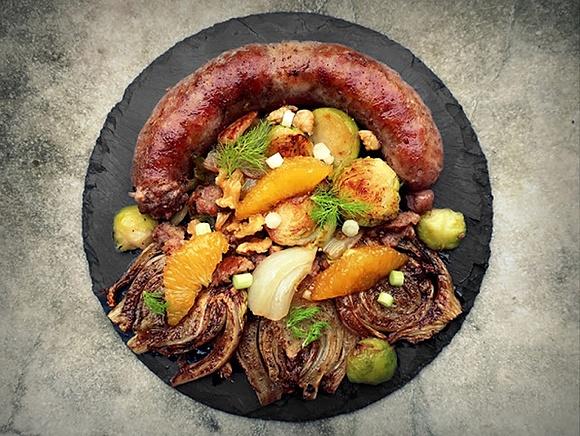 Gebratener fenchel und rosenkohl mit marinierten orangenfilets und walnüssen, salsiccia al finocchio
