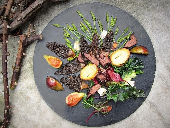 Urbane landhausküche: pflücksalate, wilder spargel, gebratene morcheln mit feigen und hühnerleber, gebackene lorbeerkartoffeln, geräucherter ricotta