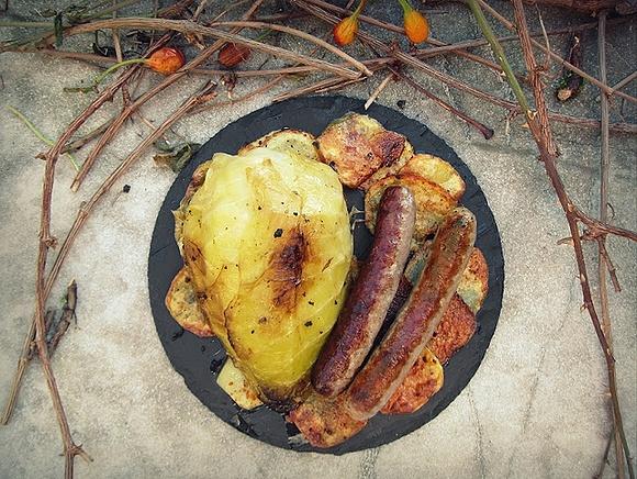 Urbane landhausküche: spitzkohl, pul biber, merguez, kartoffelchips von der linda