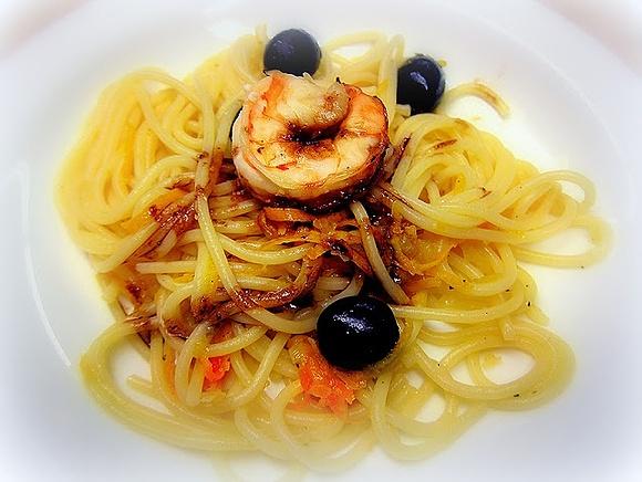 Advent: flambierte riesengarnelen mit orangenspaghetti