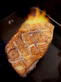 Advent, advent, das essen brennt i: flambierte entenbrust an winterlichem salat