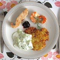 Gestern bei mama: reibekuchen mit gurken-joghurt, gebratenem wildlachs und garnelen