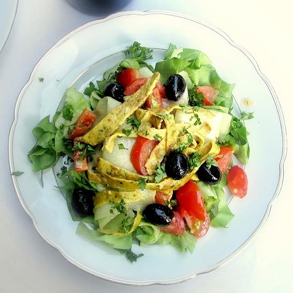 Salat mit Crêpes-Streifen als Vorspeise