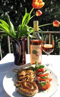 Auf dem balkon: spaghetti mit ligurischer tapenade, salsiccia-schnecke und tomaten caprese
