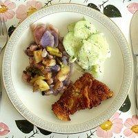 Gestern bei mama: lauwarmer salat von bunten kartoffeln mit schnitzel und gurkensalat