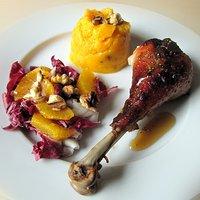 Aus der gichtküche: honighühnchen mit rotem püree und radicchio-orangen-walnuss-salat