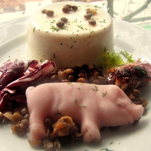 Mousse vom räucheraal mit lauwarmem linsensalat, datteln im speckmantel und glücksschwein