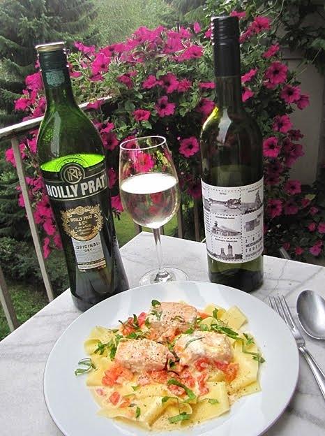 Wildlachs in noilly prat sahne auf bandnudeln