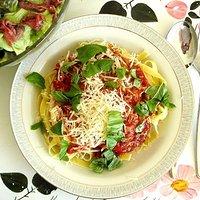 Gestern bei mama: tagliatelle mit genießers tomatensauce und rotem kopfsalat mit roastbeef