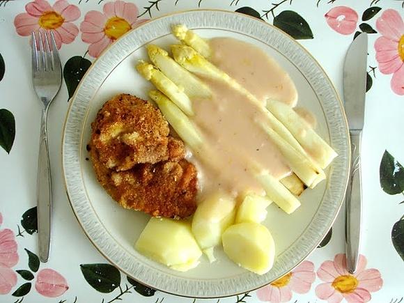 Spargel in folie mit blutorangensauce und krüstchen von der nuss