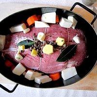 Weihnachtsmenü: kastaniensuppe, sauerbraten mit serviettenknödel, filderrotkraut, apfelkompott und cranberries, rotweinbirne mit schokoladenpudding