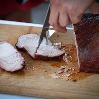 Schweinebraten aus dem smoker, kirsch-ragout, süßkartoffeln