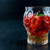 Erdbeeren in Zitronenmelissen-Kombucha