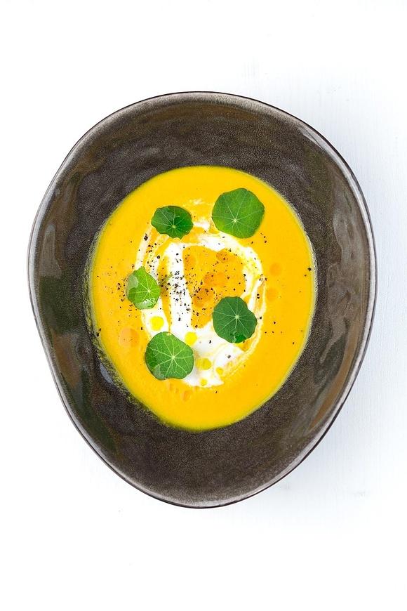 Karottensuppe mit Vadouvan-Curry-Öl und Schafsjoghurt