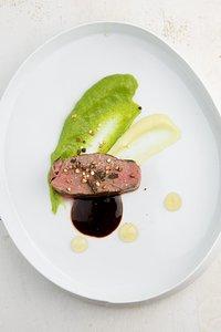 Hirschfilet sous-vide mit petersilien- und selleriepüree und zitronengel