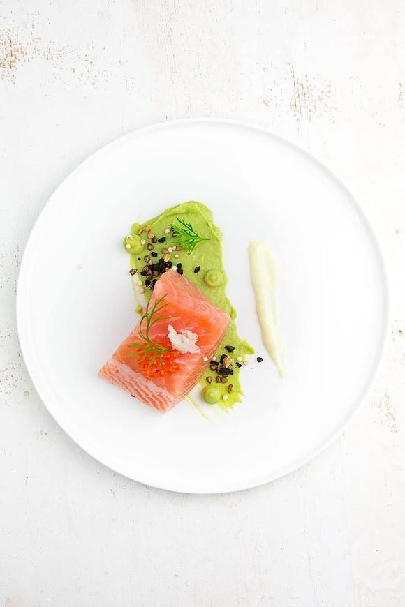 Lachs mit avocado-püree, meerrettich-aioli, dill und buchweizengranola