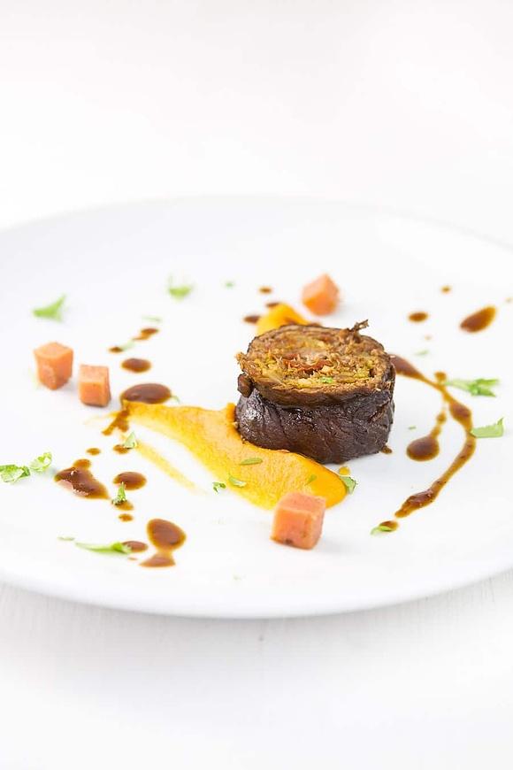 Rouladen mit spitzkohl-füllung, geschmorten quitten und süßkartoffelpüree