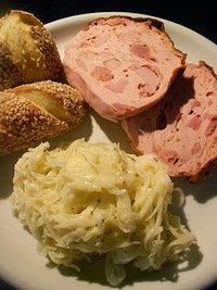 Spießbraten ~ Fleischkäse mit Krautsalat