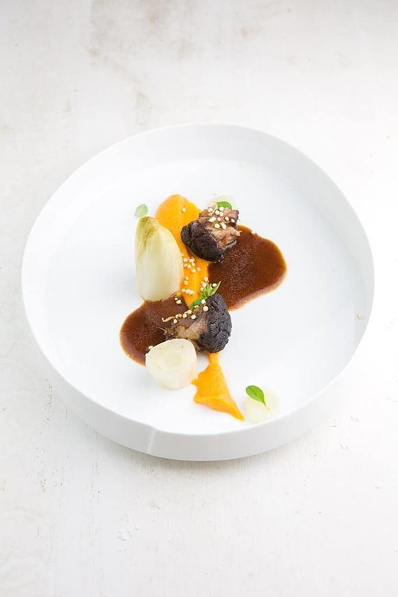 Geschmorter ochsenschwanz mit mole-sauce, chicorée und süßkartoffel-püree
