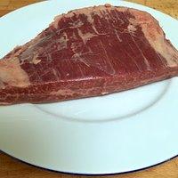 Flank steak mit gegrilltem lauch und paprika-walnuss-salsa