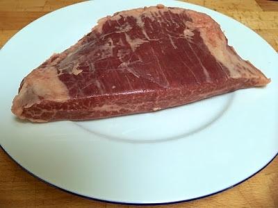 Flank steak mit gegrilltem lauch und paprika-walnuss-salsa