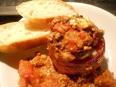 Gefüllte tomaten mit hack und schafskäse