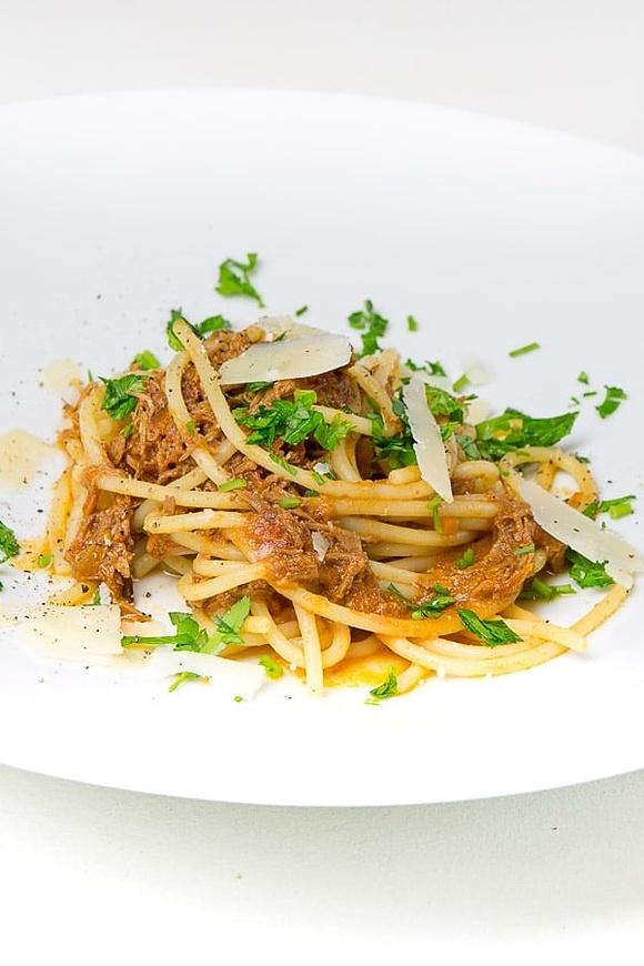 Ragu mit dreierlei Fleisch nach bologneser Art
