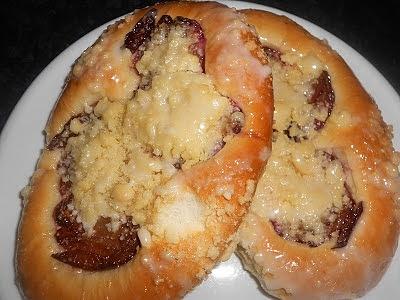 Zwetschgenfladen mit Streuseln und Zuckerguss