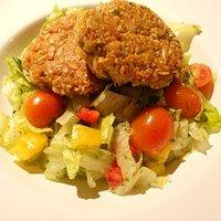 Dinkel ~ Hafer ~ Gemüseküchle mit Zucchini auf Salatbett
