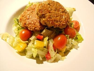 Dinkel hafer gemüseküchle mit zucchini auf salatbett