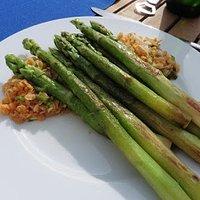 Spargel mit roten Linsen