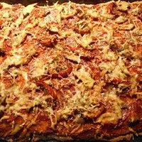 Dinkelpizza mit Salami, Champignons & confierten Tomaten