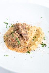 Gulasch szekler art mit bayrisch kraut, kichererbsen-püree und bärlauch