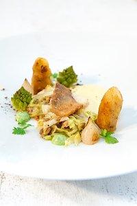 Zander mit haselnuss-spitzkohl, pfeffer-romanesco, kerbel-emulsion und beurre blanc
