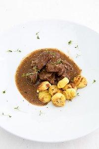 Carbonade Bavaroise mit Brezen-Gnocchi