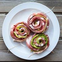 Pancetta-zucchini-röllchen vom grill mit kartoffelgratin und pflaumen-chutney