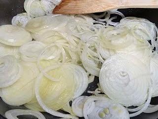 Ricotta-Spinat-Pizza mit karamellisierten Zwiebeln