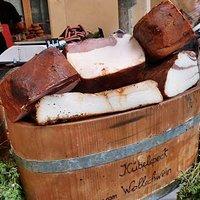 Frau bushcooks kürbis mit speck