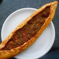 Kiymali Pide = Türkische Pizza mit Hackfleisch & Peperoni