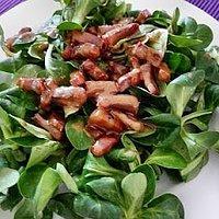 Vogerlsalat mit Speckkrusteln