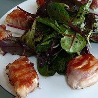 Salat mit Feta im Speckmantel