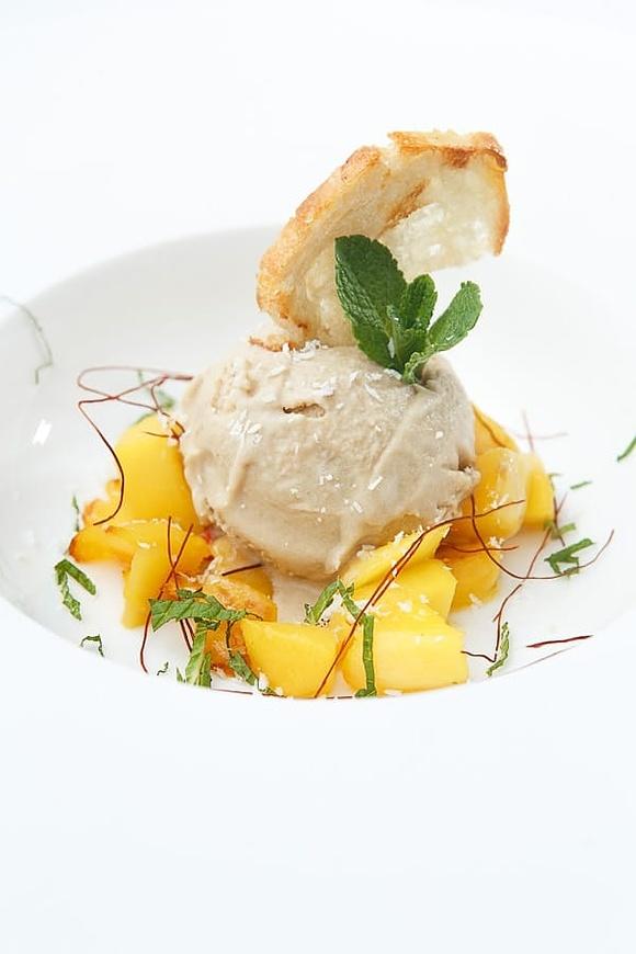 Kokoseis mit mango, minze und brotchip
