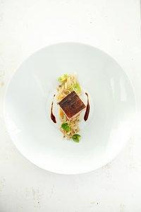 Schweinebauch sous-vide mit bayrisch kraut und salzigem schmarrn
