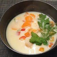 Kokossuppe mit garnelen, exotisch mit koriander, ingwer, und zitronengras