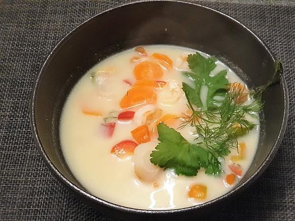 Kokossuppe mit garnelen, exotisch mit koriander, ingwer und zitronengras