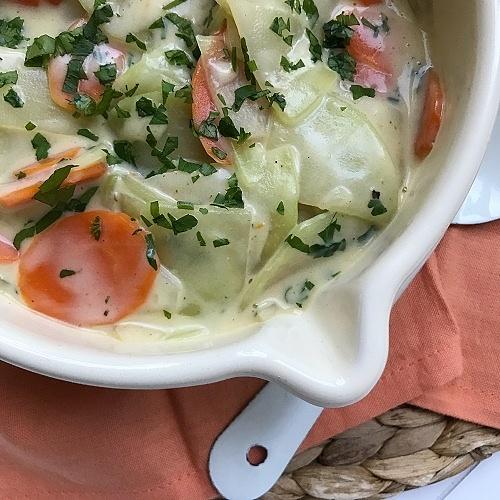 Möhren-Kohlrabi-Gemüse in heller Sauce